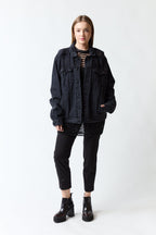 mujer vistiendo chaqueta denim negro Forever 21, estilo urbano en estudio