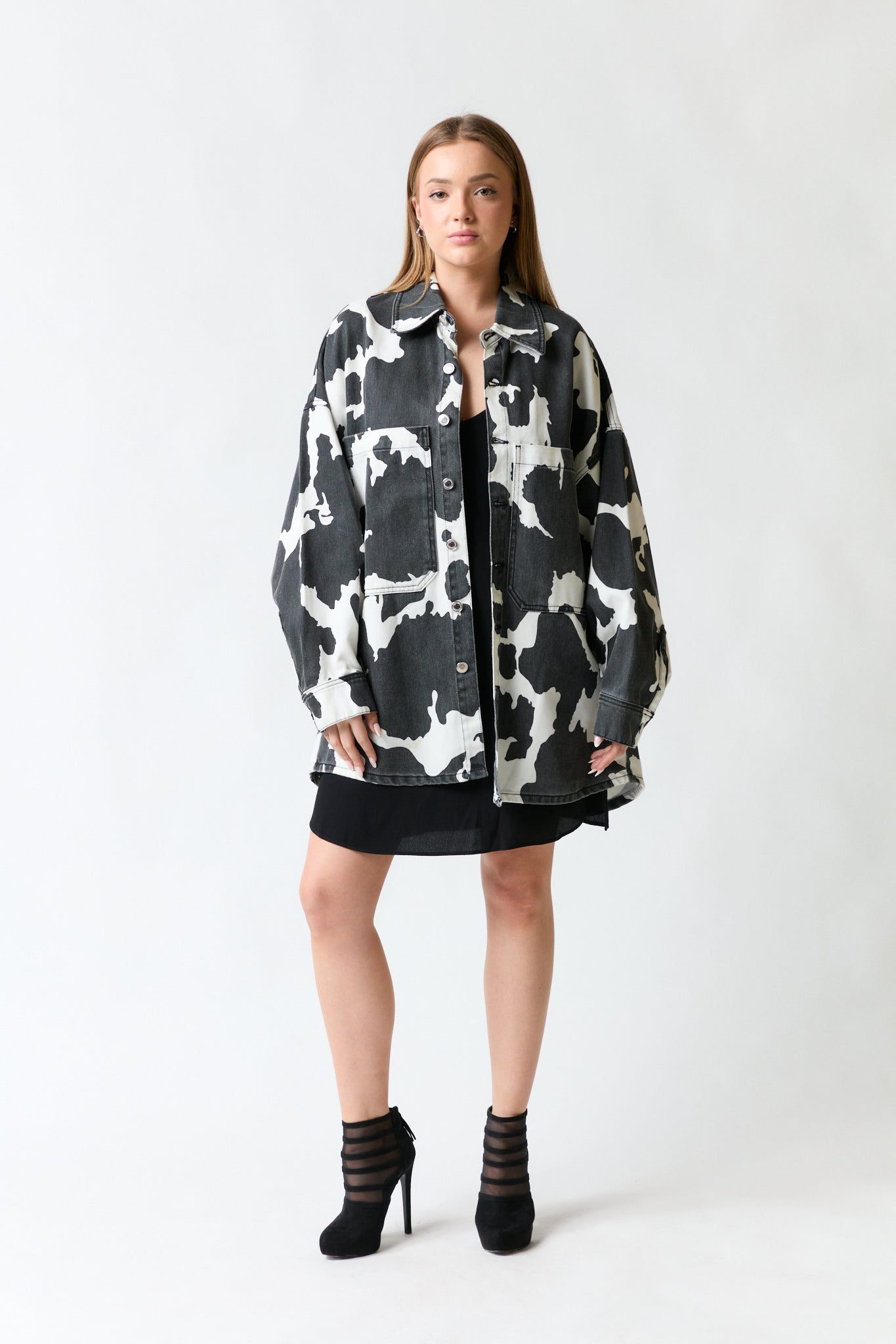 mujer vistiendo chaqueta denim Zara, estilo urbano en estudio