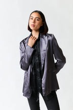 mujer vistiendo chaqueta gris Alaniz, estilo urbano en estudio