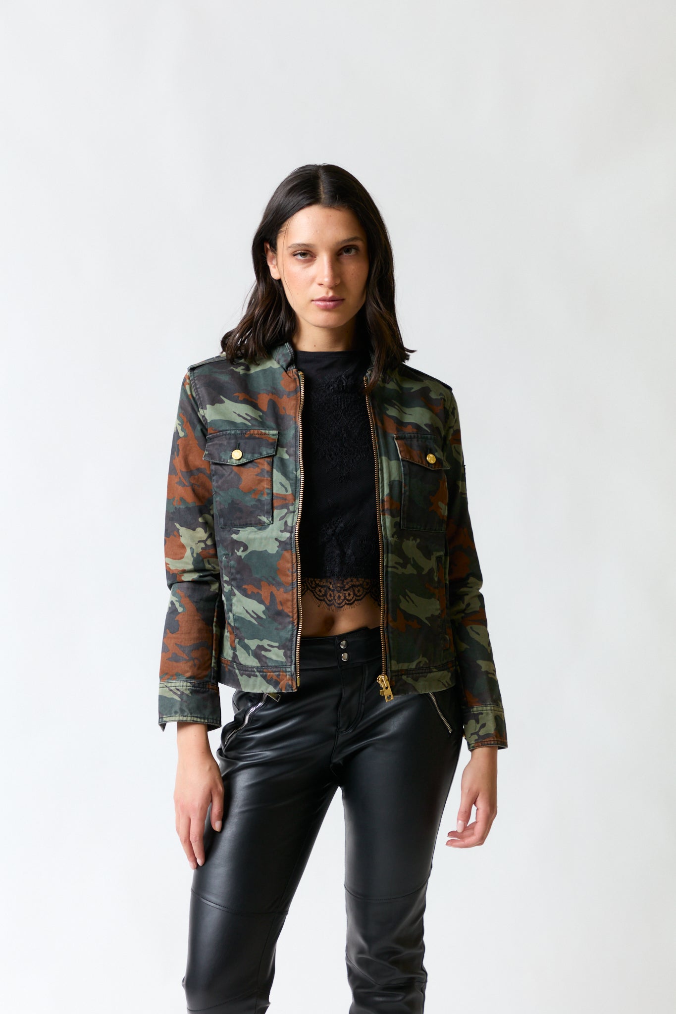 mujer vistiendo chaqueta Zadig & Voltaire, estilo urbano en estudio