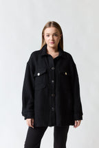 mujer vistiendo chaleco negro Zara, estilo urbano en estudio