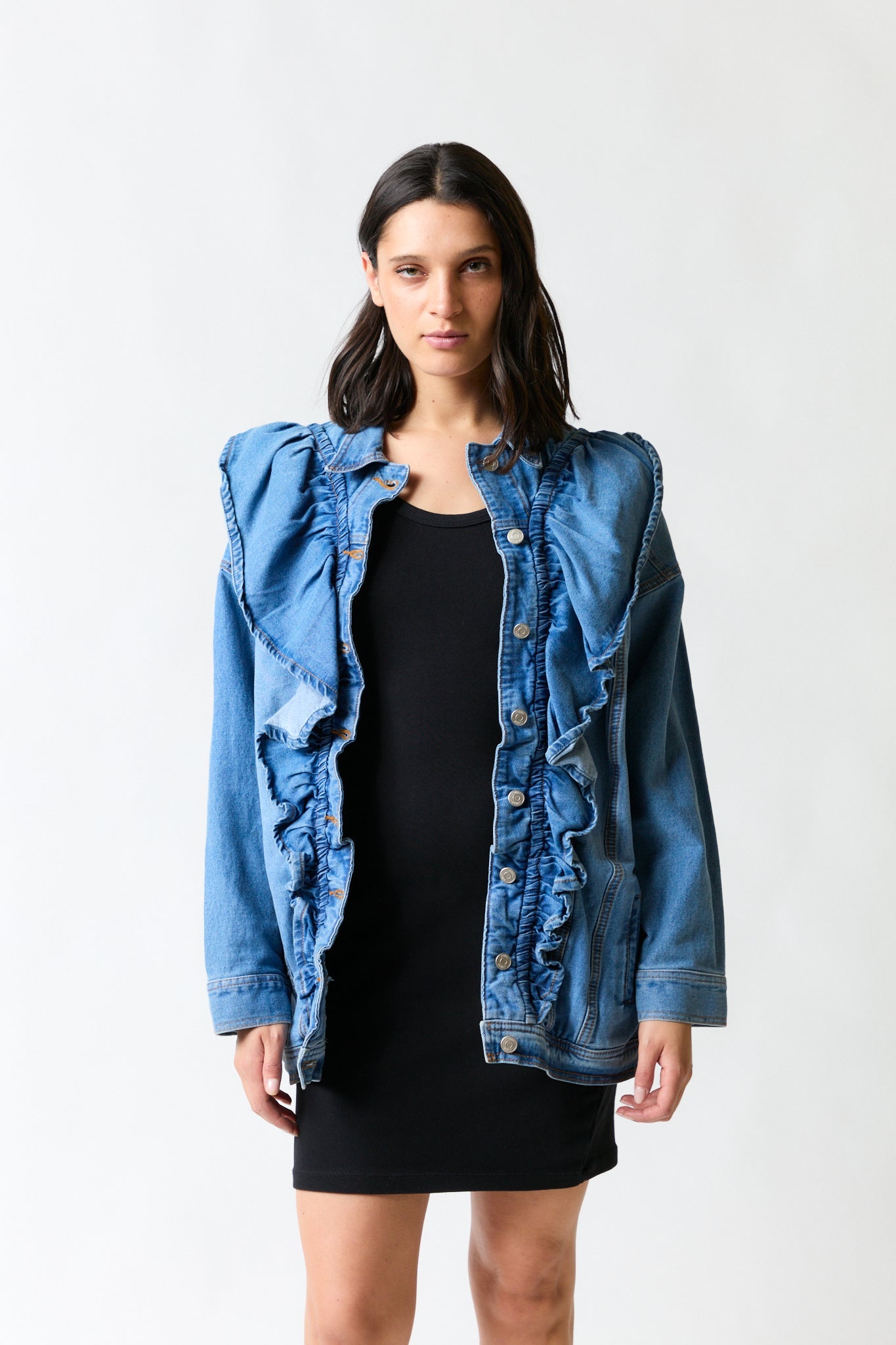 mujer vistiendo chaqueta oversize denim azul Neutro, estilo urbano en estudio