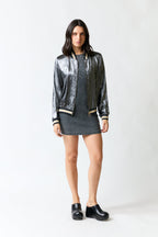 mujer vistiendo chaqueta plateado Marie Claire, estilo urbano en estudio