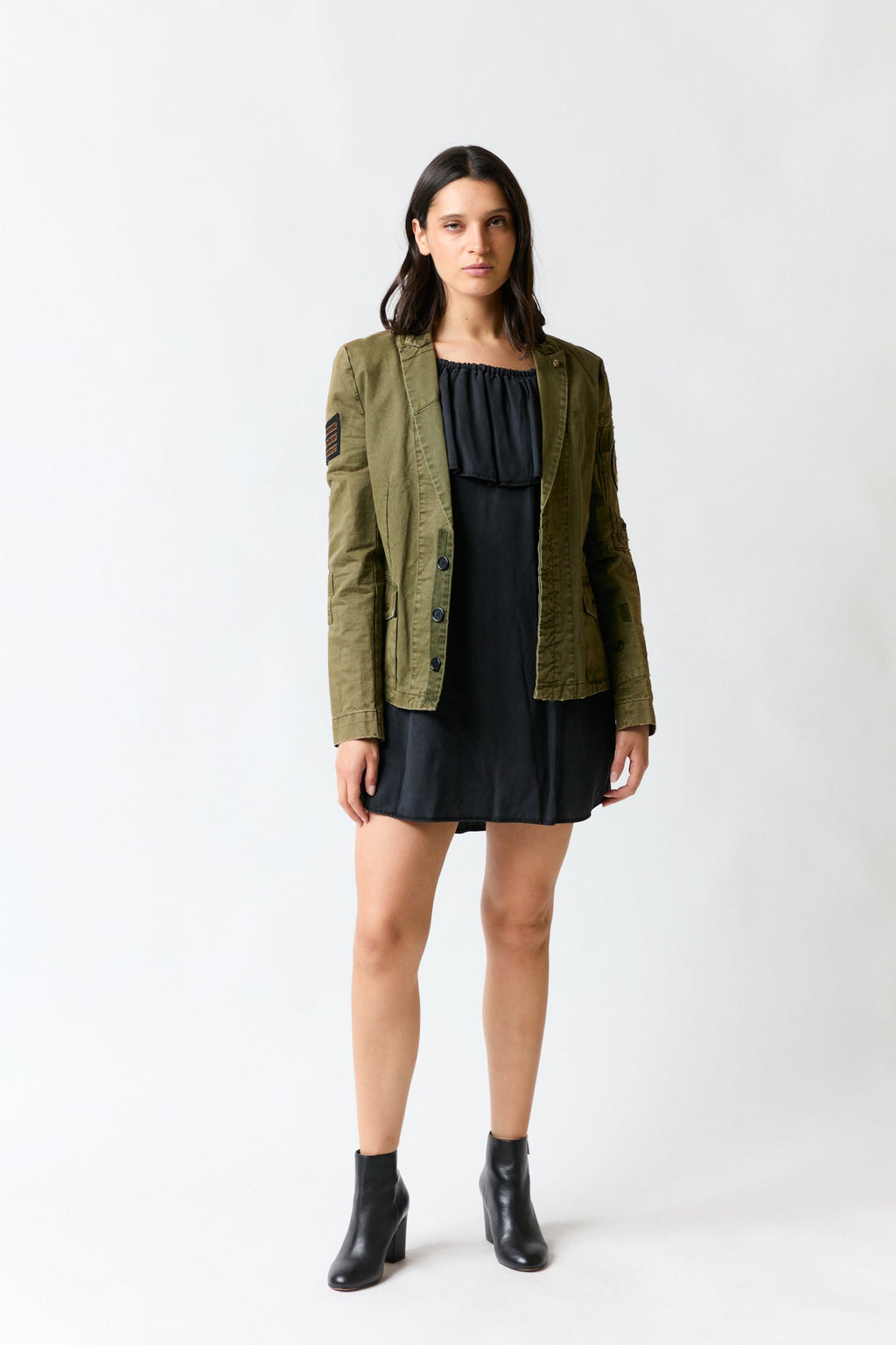 mujer vistiendo chaqueta verde Zadig & Voltaire, estilo urbano en estudio
