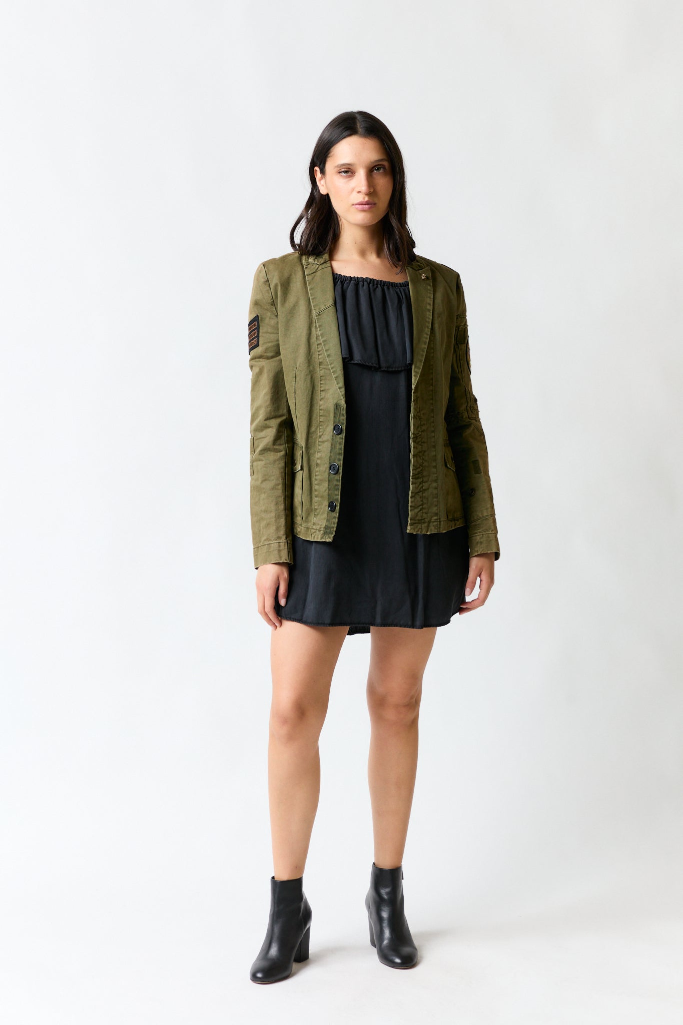 mujer vistiendo chaqueta verde Zadig & Voltaire, estilo urbano en estudio