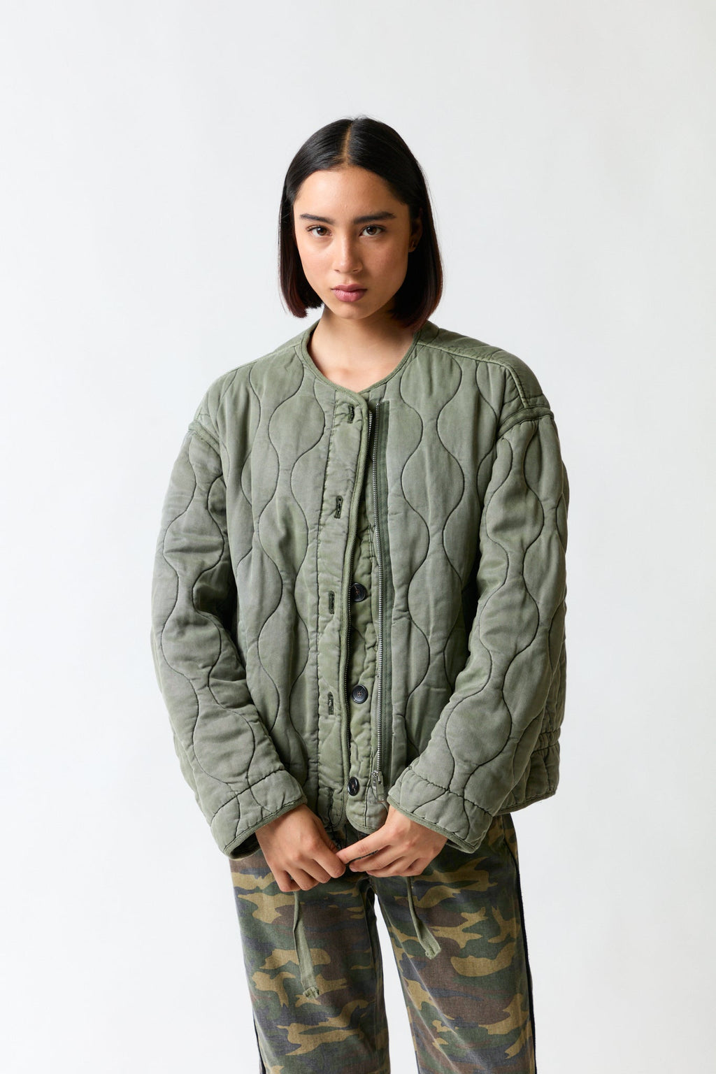 mujer vistiendo chaqueta verde Zara, estilo urbano en estudio