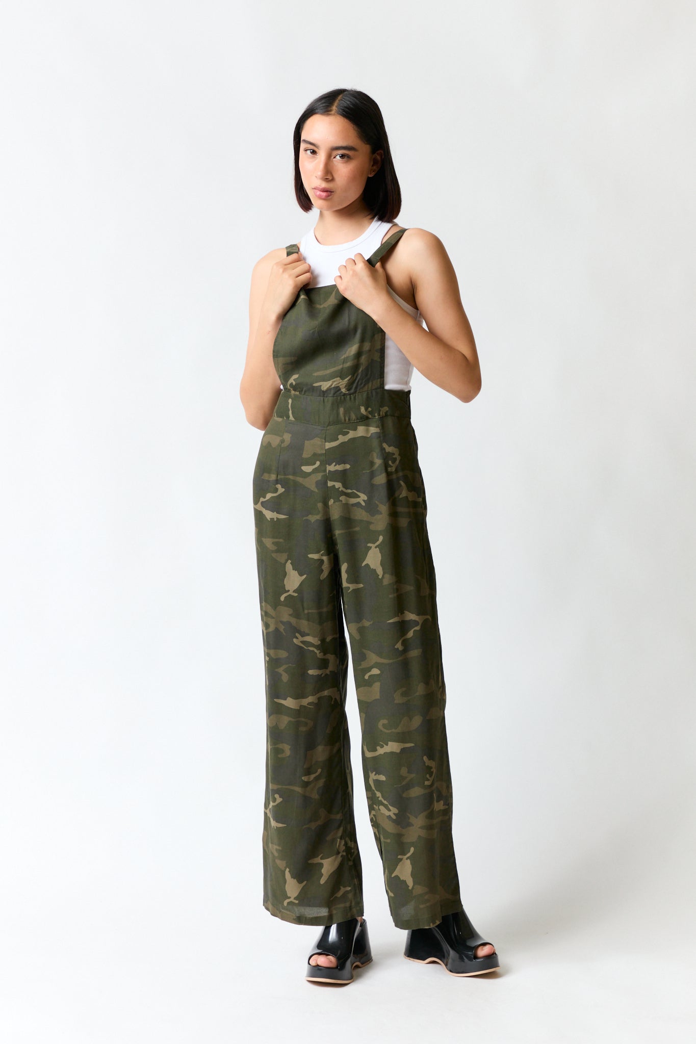 mujer vistiendo producto Moonrchid, estilo urbano en estudio