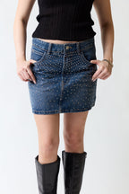 mujer vistiendo falda denim azul Zara, estilo urbano en estudio