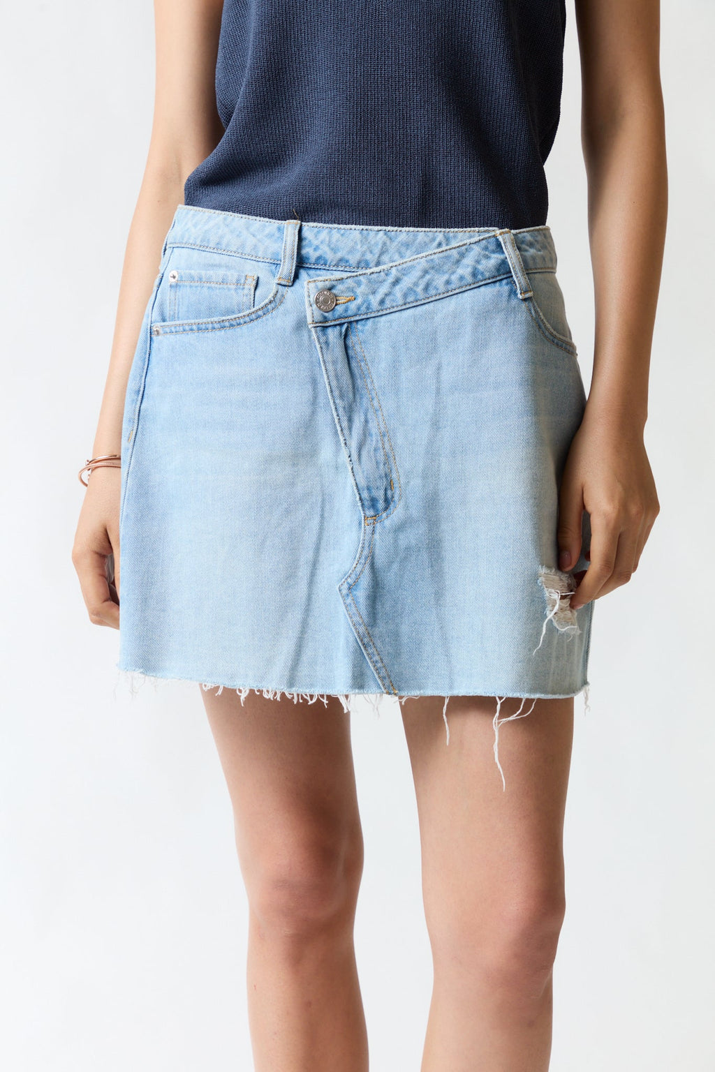 mujer vistiendo falda denim azul Forever 21, estilo urbano en estudio