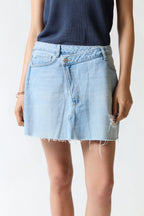 mujer vistiendo falda denim azul Forever 21, estilo urbano en estudio