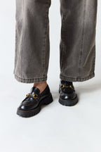 mujer vistiendo producto negro Gucci, estilo urbano en estudio