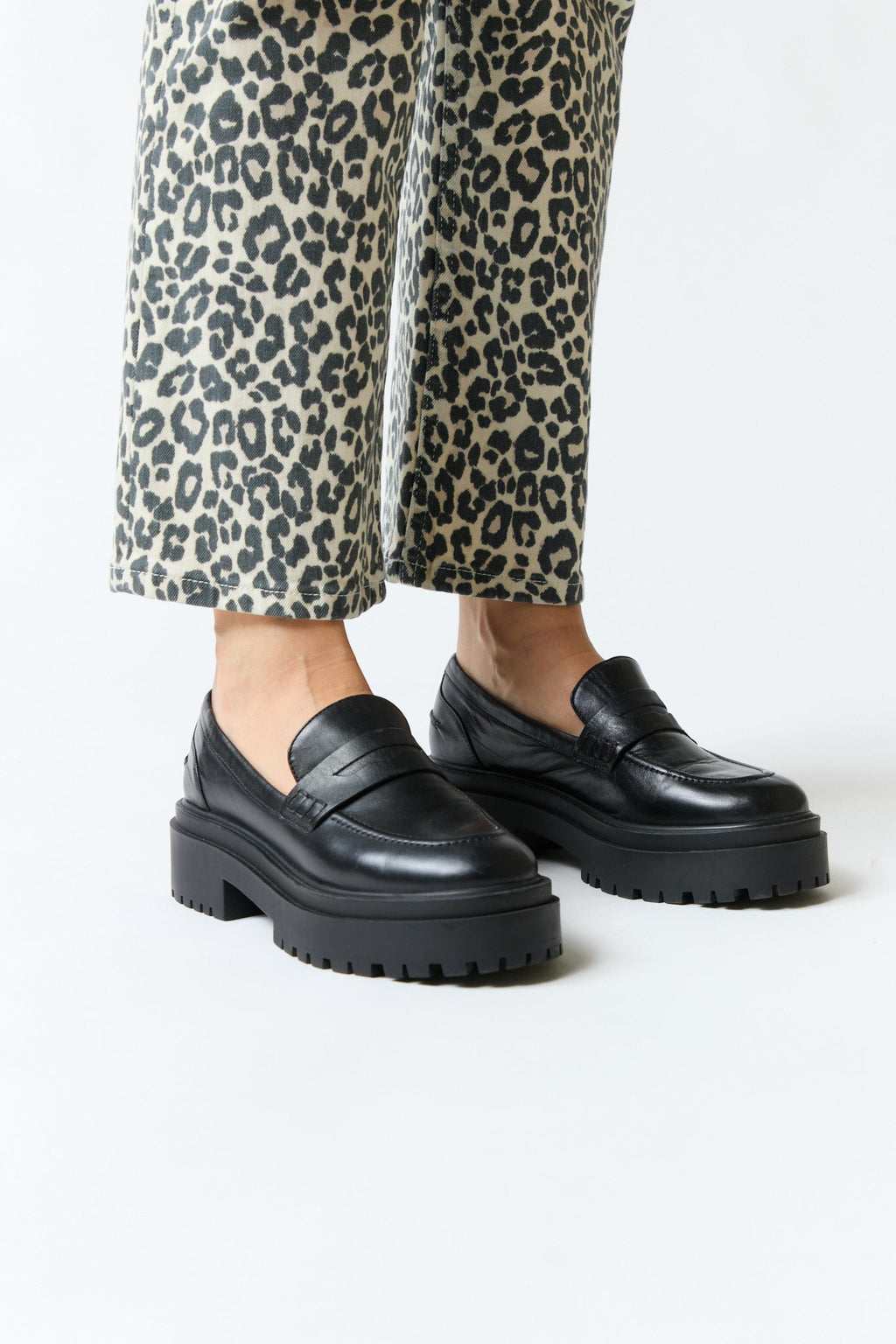 mujer vistiendo producto negro Prüne, estilo urbano en estudio