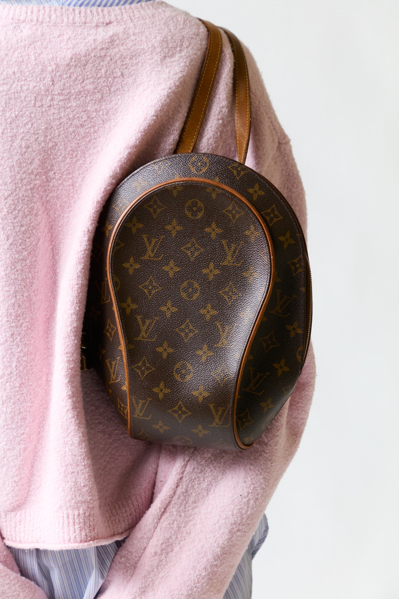 mujer vistiendo producto café LV, estilo urbano en estudio