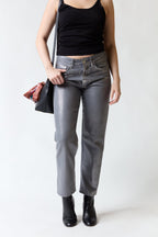 mujer vistiendo pantalón brillante gris Zara, estilo urbano en estudio