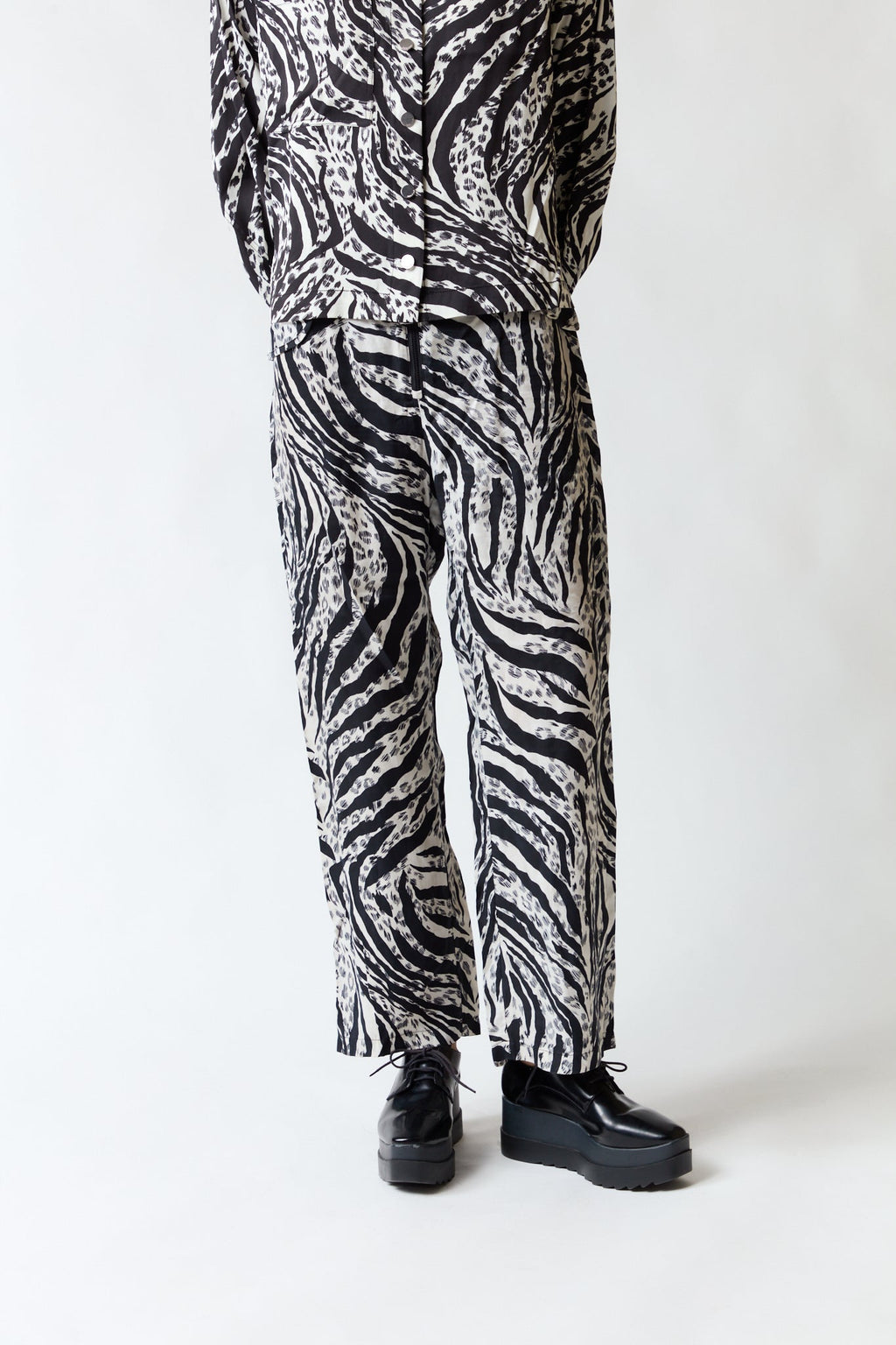 mujer vistiendo pantalón cebra negro blanco Bimba y Lola, estilo urbano en estudio