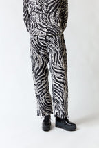 mujer vistiendo pantalón cebra negro blanco Bimba y Lola, estilo urbano en estudio