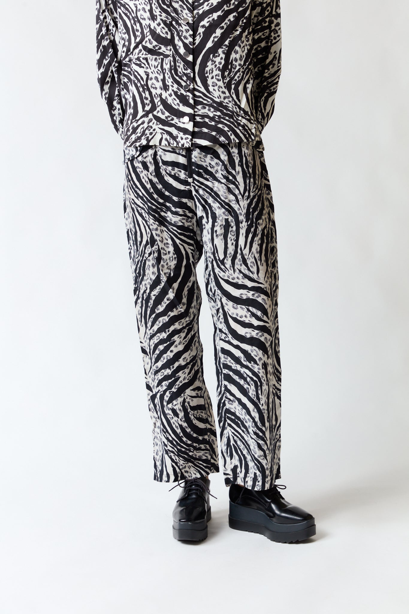 mujer vistiendo pantalón cebra negro blanco Bimba y Lola, estilo urbano en estudio