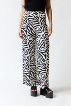 mujer vistiendo pantalón cebra negro blanco Zara, estilo urbano en estudio