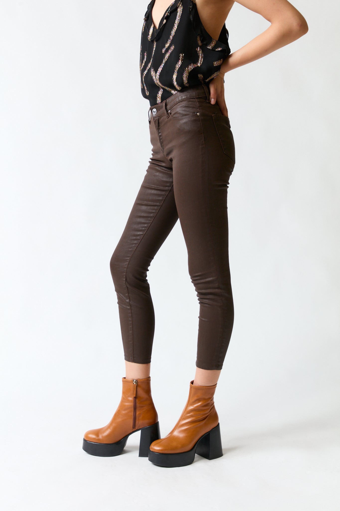 Pantalón cuero café slim | Zara