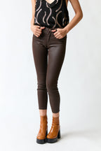 mujer vistiendo pantalón café Zara, estilo urbano en estudio