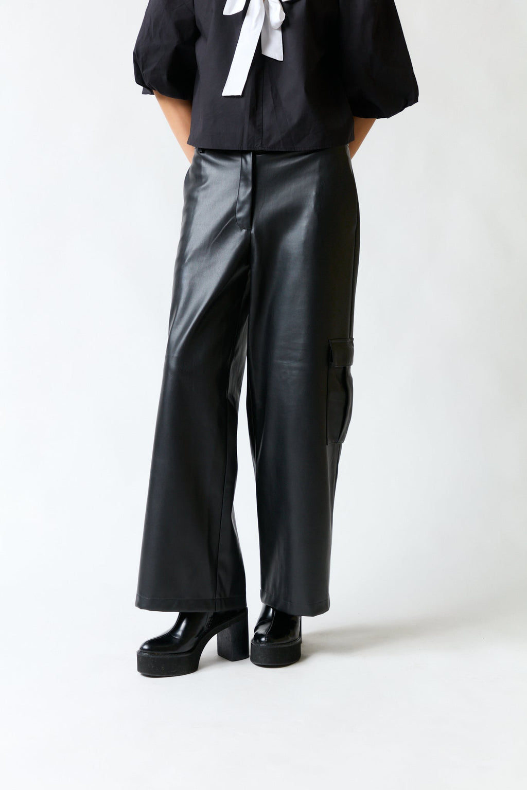 mujer vistiendo pantalón negro Liola, estilo urbano en estudio