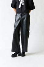 mujer vistiendo pantalón negro Liola, estilo urbano en estudio