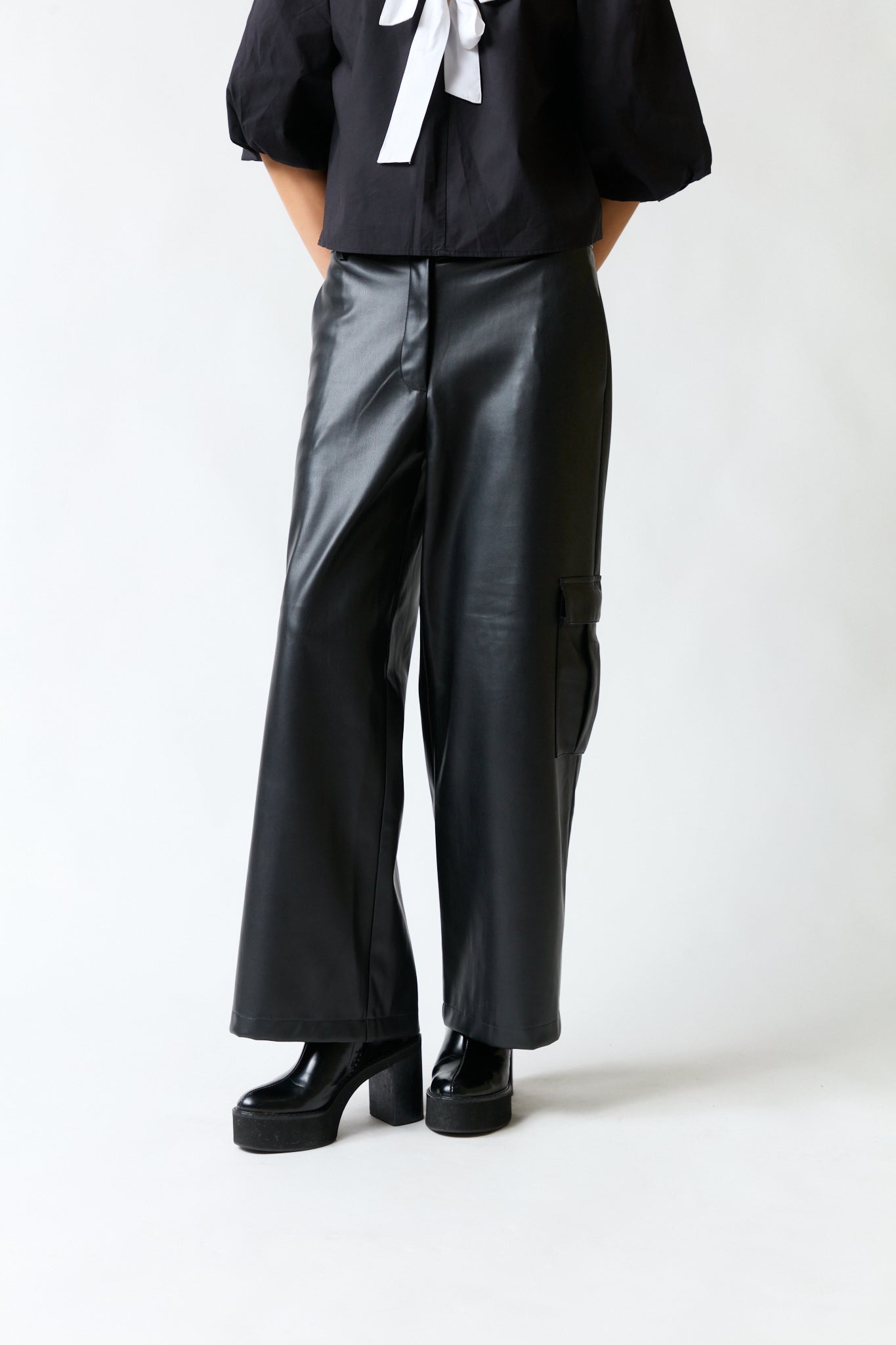 mujer vistiendo pantalón negro Liola, estilo urbano en estudio