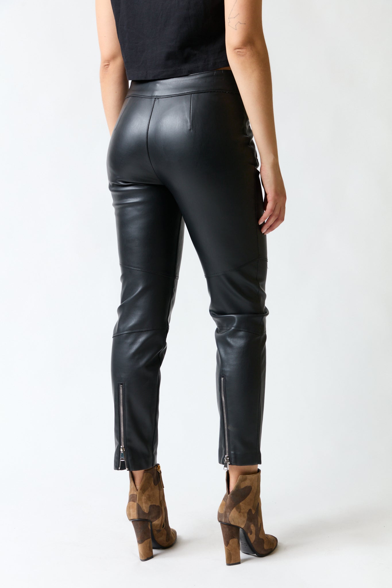 Pantalón cuero negro slim | Zara