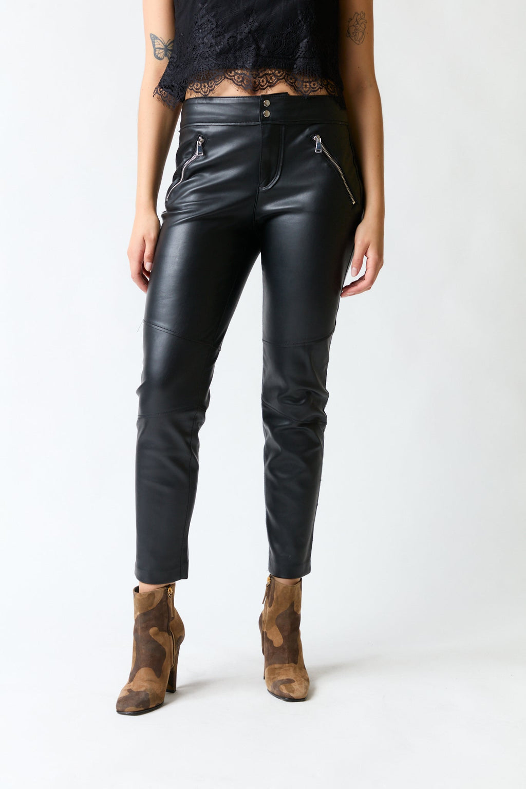 mujer vistiendo pantalón negro Zara, estilo urbano en estudio