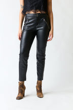 mujer vistiendo pantalón negro Zara, estilo urbano en estudio