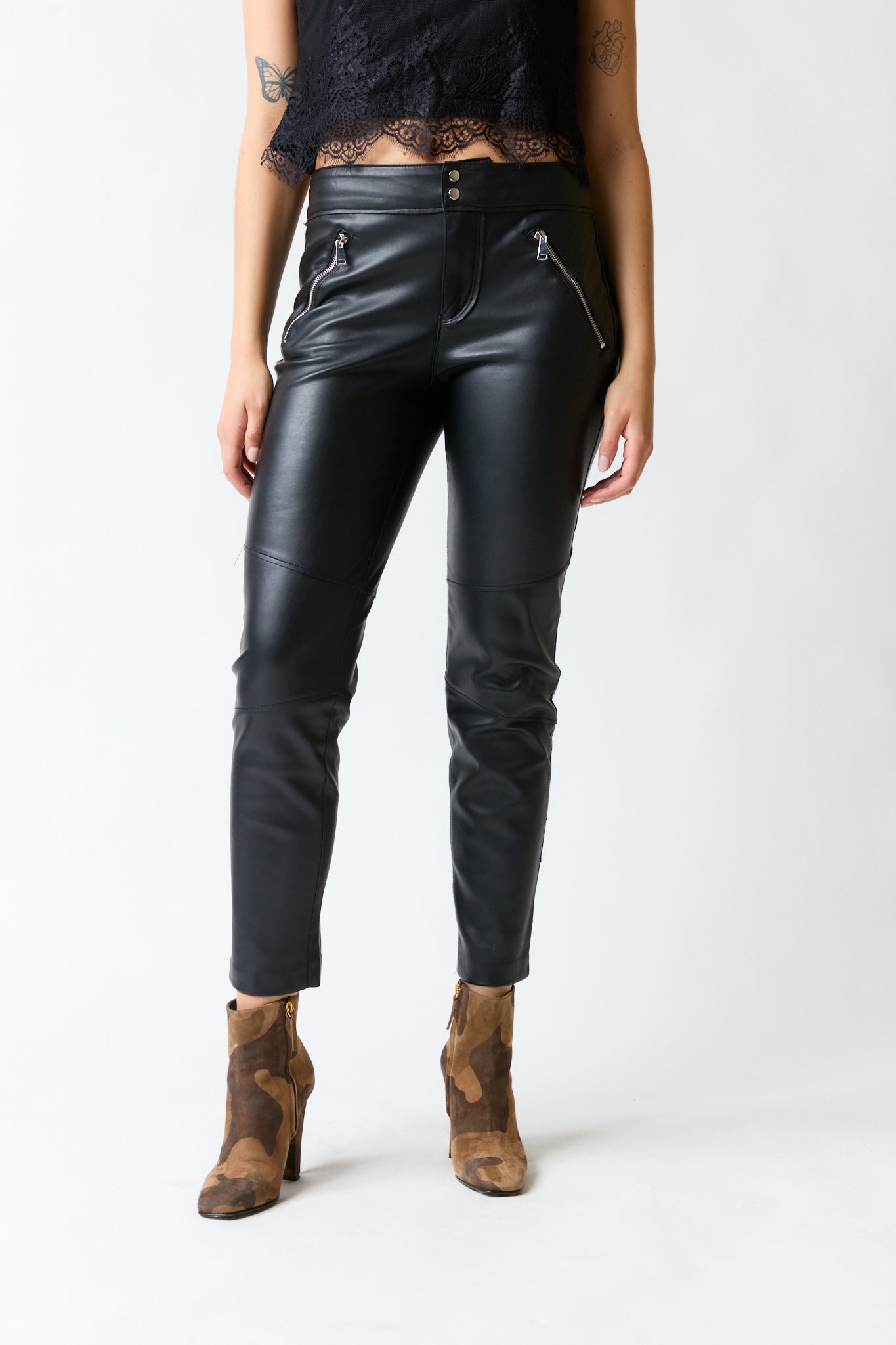 mujer vistiendo pantalón negro Zara, estilo urbano en estudio