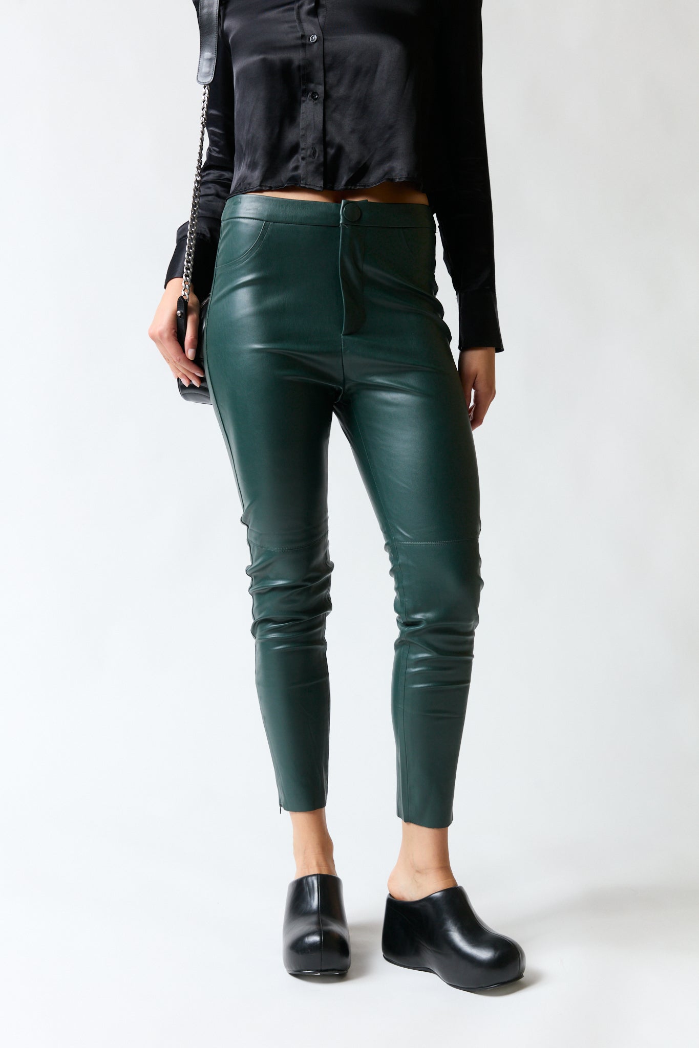 mujer vistiendo pantalón verde Zara, estilo urbano en estudio