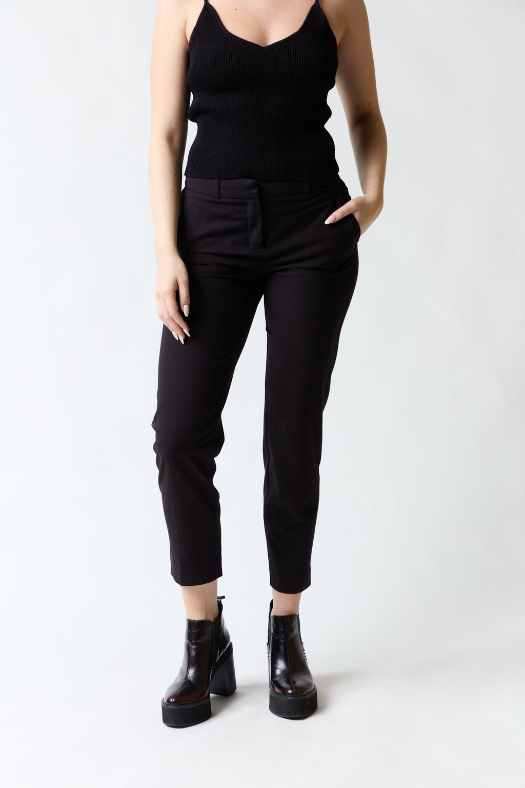 mujer vistiendo pantalón negro Zara, estilo urbano en estudio