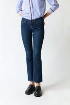 mujer vistiendo pantalón denim azul Banana Republic, estilo urbano en estudio