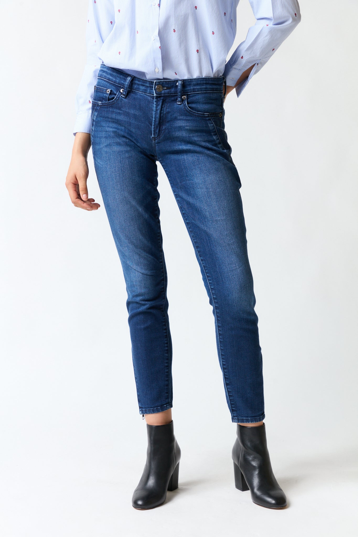 mujer vistiendo pantalón denim azul GAP, estilo urbano en estudio