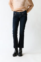 mujer vistiendo pantalón denim azul Guess, estilo urbano en estudio