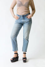 mujer vistiendo pantalón denim azul Zara, estilo urbano en estudio