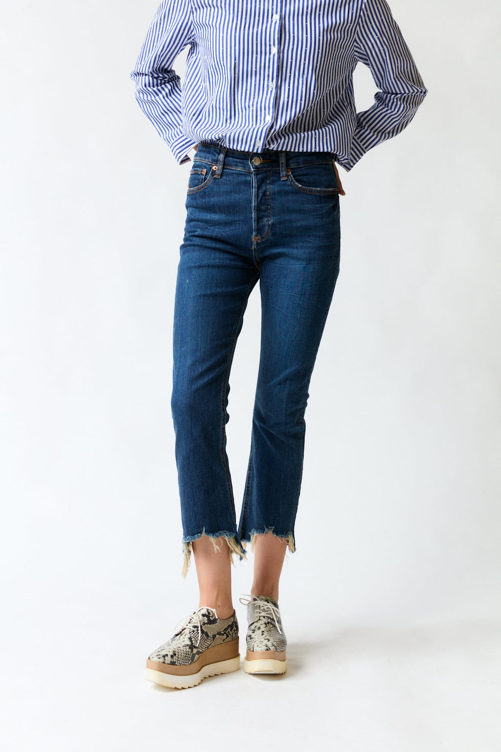 mujer vistiendo pantalón denim azul Zara, estilo urbano en estudio