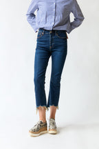 mujer vistiendo pantalón denim azul Zara, estilo urbano en estudio