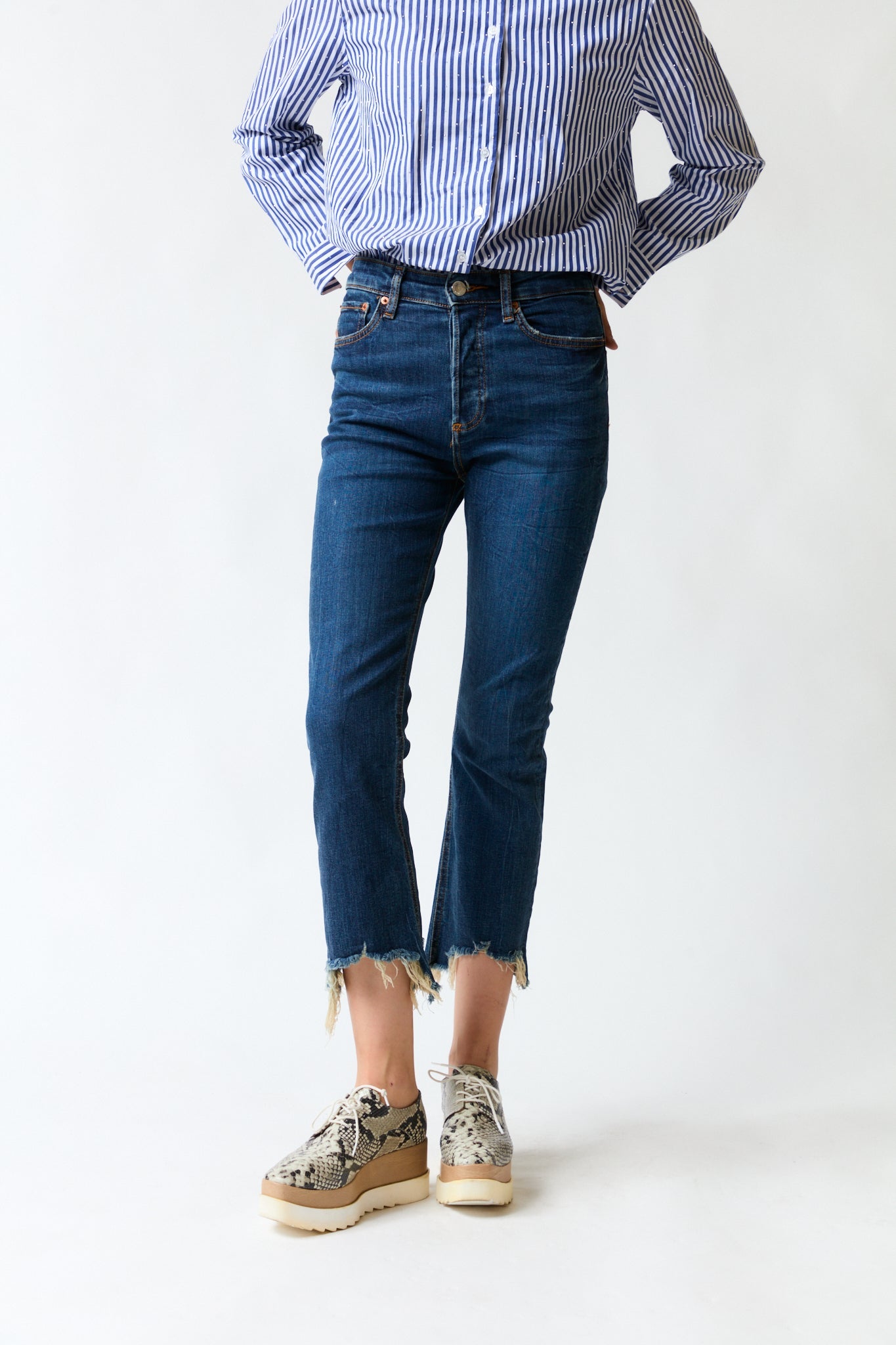 mujer vistiendo pantalón denim azul Zara, estilo urbano en estudio