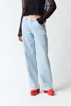 mujer vistiendo pantalón denim Index, estilo urbano en estudio