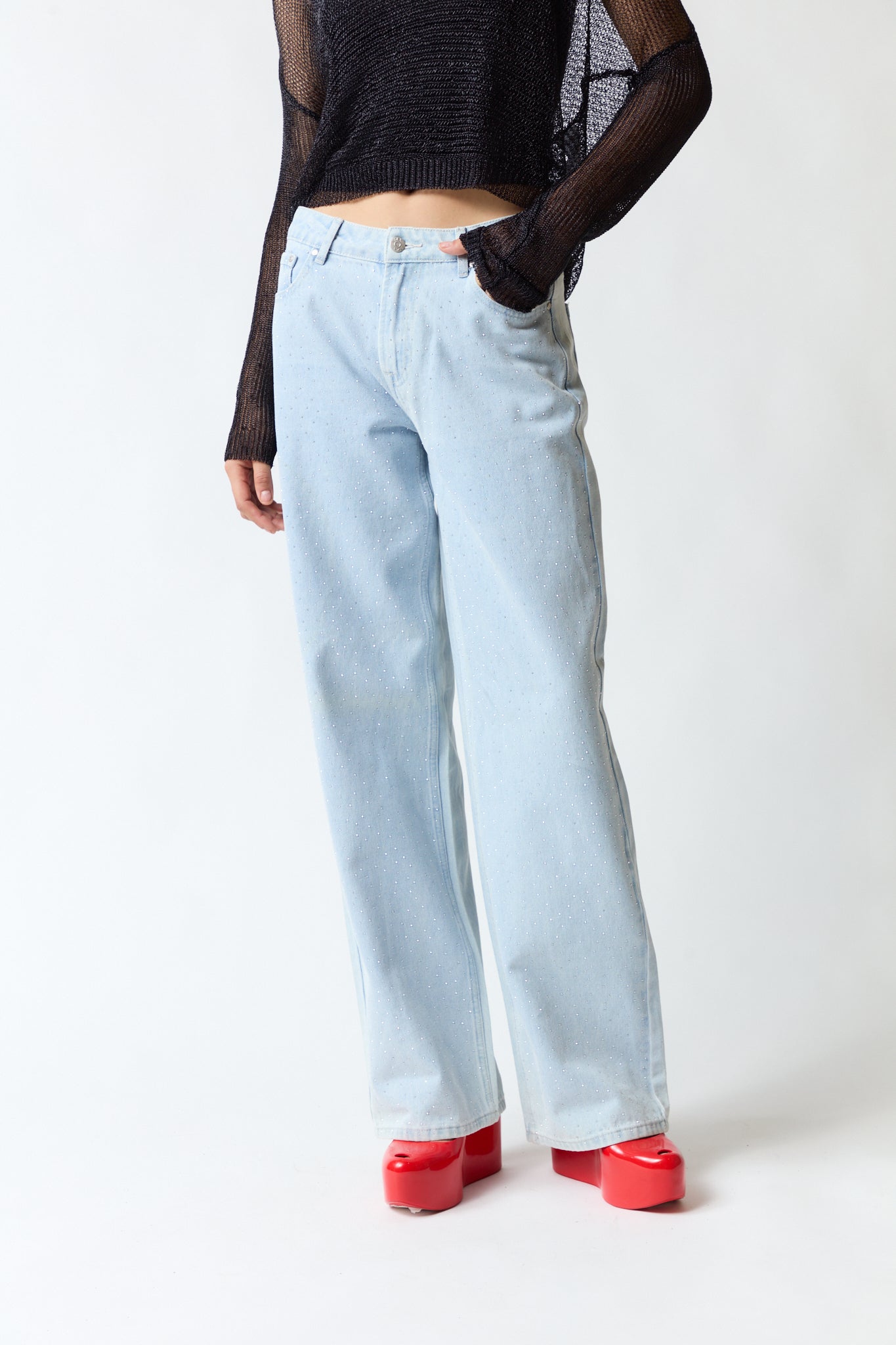 mujer vistiendo pantalón denim Index, estilo urbano en estudio