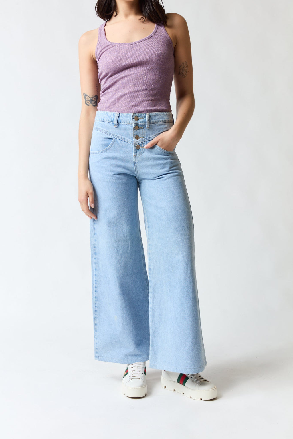mujer vistiendo pantalón denim Rupha, estilo urbano en estudio