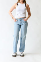 mujer vistiendo pantalón denim azul Zara, estilo urbano en estudio