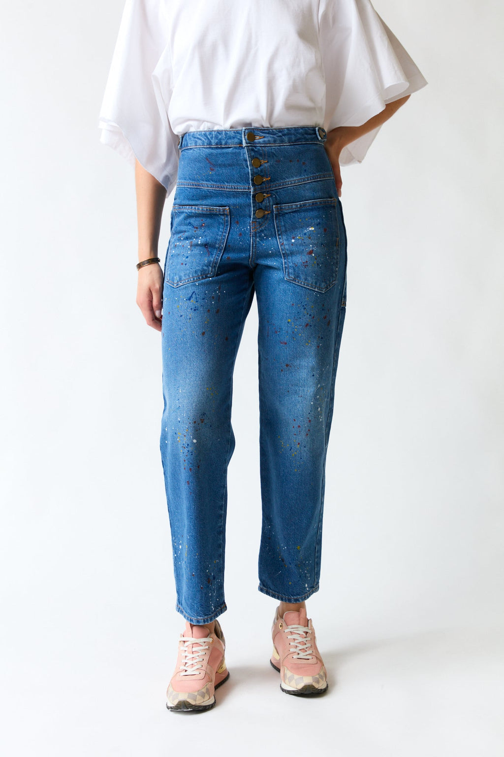 mujer vistiendo pantalón denim azul Zara, estilo urbano en estudio