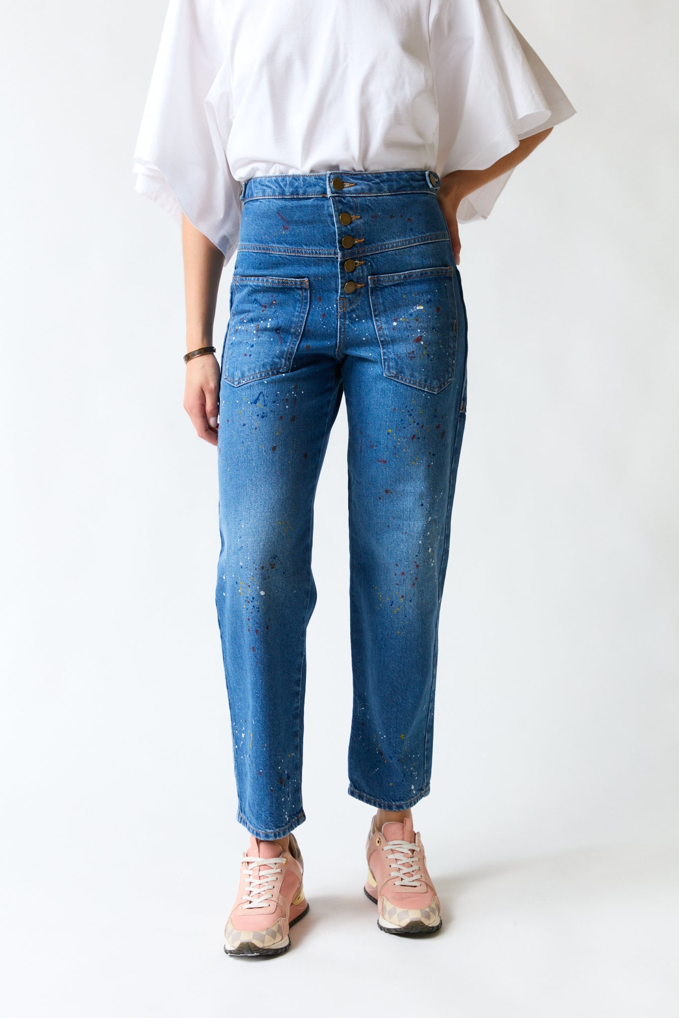 mujer vistiendo pantalón denim azul Zara, estilo urbano en estudio