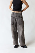 mujer vistiendo pantalón denim gris Umbrale, estilo urbano en estudio