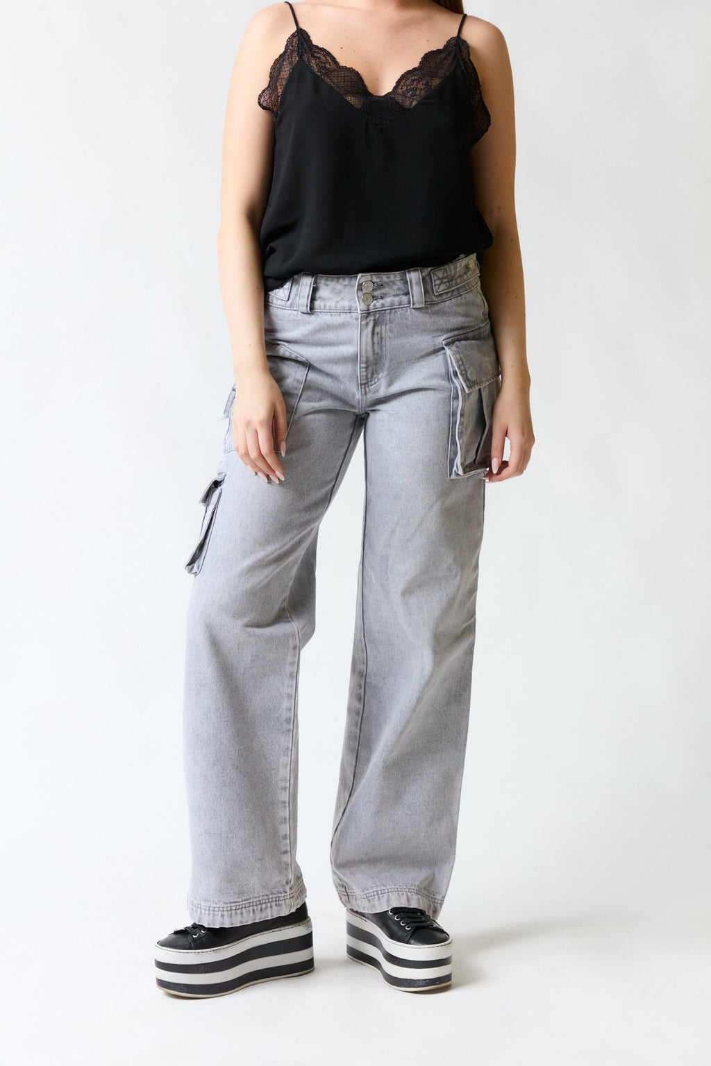 mujer vistiendo pantalón denim gris Opposite, estilo urbano en estudio