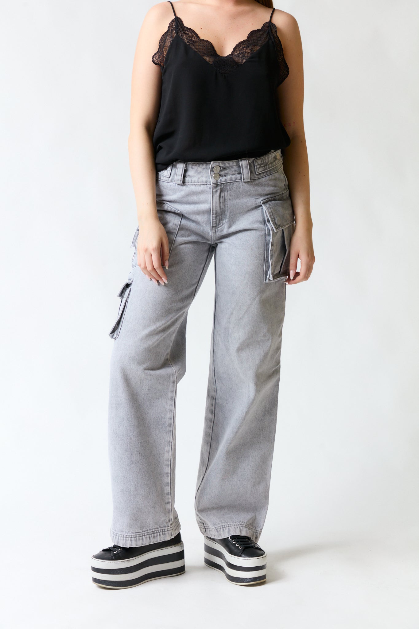 mujer vistiendo pantalón denim gris Opposite, estilo urbano en estudio