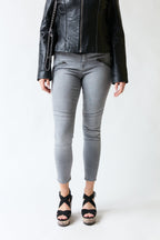 mujer vistiendo pantalón gris Zara, estilo urbano en estudio